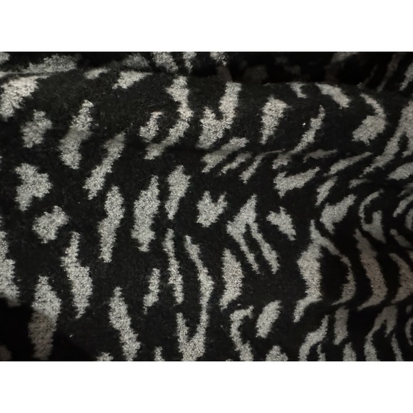 Rock & Republic - Black / White "animal print" Hooded Sweater - Size XL - Picture 4 of 4